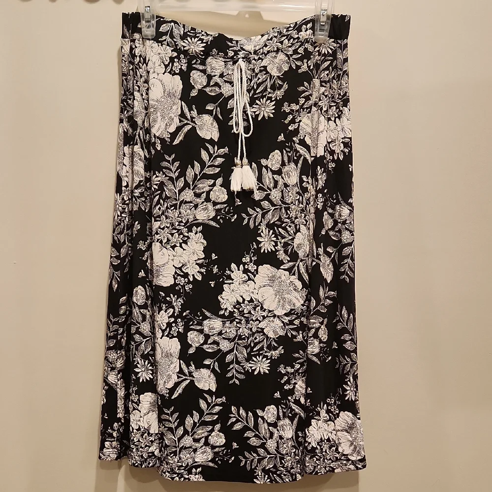 Emi & Joe Chic Black and White Floral A-Line Skirt
